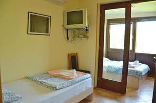 Отель Hotel Pelikan Вирпазар Стандартный трехместный номер-3